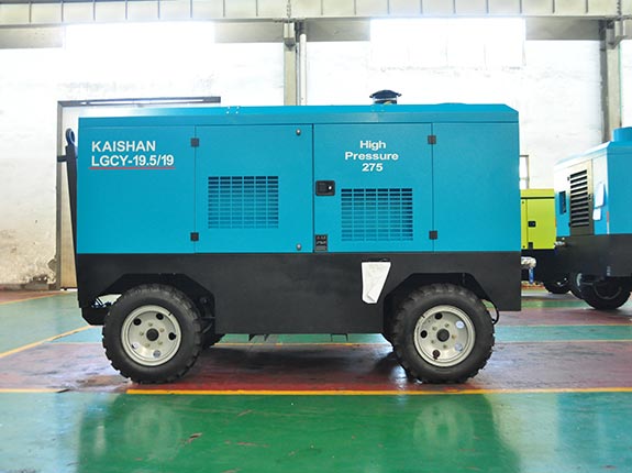 Two-stage compression portable diesel screw air compressor